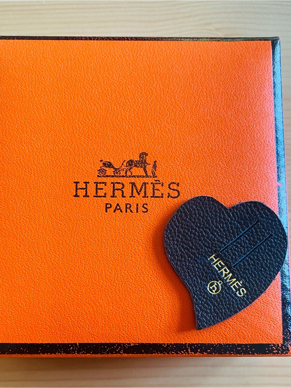 🛍️ Hermès Authentic Petit H Blue Heart Leather Charm with Ribbon - Picture 5 of 14